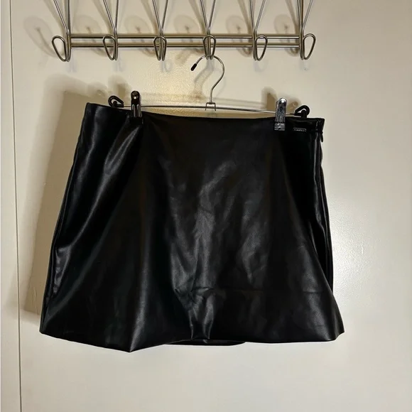 Fabletics Black Faux Leather Mini Skirt XL - Picture 2 of 10